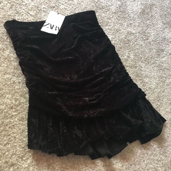 New Zara velvet asymmetrical mini skirt, size medium - Picture 4 of 7